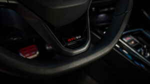 Volkswagen Golf GTI Edition 50 - значок рулевого колеса.