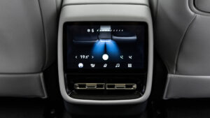 Xpeng P7+ - экран для заднего пассажира.