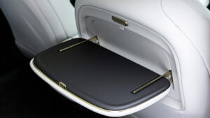 Xpeng P7+ - лоток для заднего сиденья.