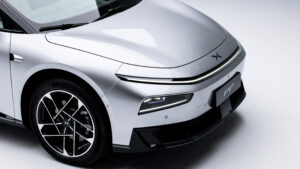 Xpeng P7+ - передняя часть.