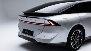 Xpeng P7+ - задняя часть.