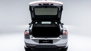 Xpeng P7+ - шлюз для загрузки.