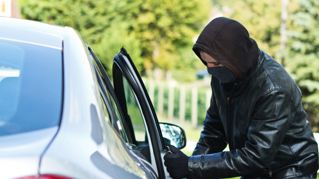 Кража автомобилей «декриминализована», поскольку три четверти случаев остаются нераскрытыми Thief breaking into car