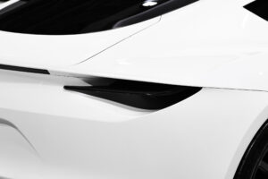 Tesla Roadster с задним фонарем.