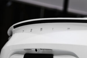 Тесла Родстер - задняя дверь.