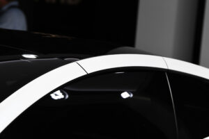 Тесла Родстер - линейка крыши.