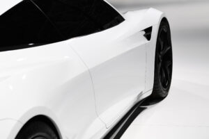 Тесла Родстер - сбоку.