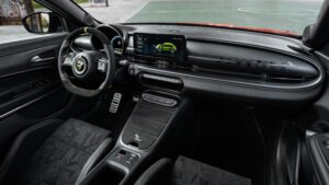 Abarth 600e Competizione - прицельный столбик