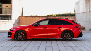 Audi RS 5 Avant с боковой стороны
