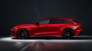 Audi RS 5 Avant - боковая студия.