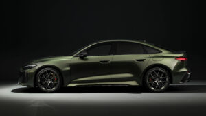 Audi RS 5 - боковая студия.