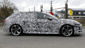 Audi RS5 Avant с боковым профилем.