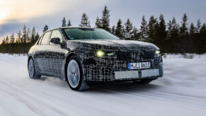 BMW 3-й серии "Neue Klasse" (камуфлированный) - передние 3/4 отслеживания справа.