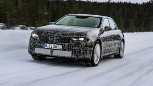 BMW 3-й серии "Neue Klasse" (камуфлированный) - передние 3/4 отслеживания слева.