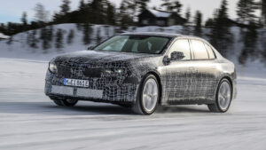 BMW 3-й серии "Neue Klasse" (камуфлированный) - переднее движение слева.