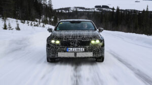 BMW 3-й серии "Neue Klasse" (камуфлированный) - передний трекинг.