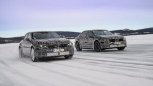 BMW 3-й серии "Neue Klasse" (камуфлированный) - два автомобиля с передним отслеживанием справа.