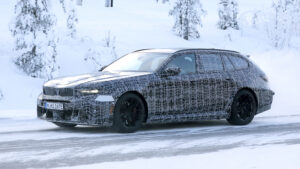 Новый BMW M5 Touring шпионский снимок - передние 3/4