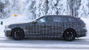 Новый BMW M5 Touring шпионский снимок - боковой снимок.