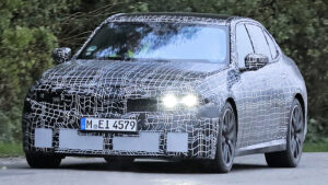 BMW 3-й серии "Neue Klasse" шпионский снимок - передняя часть.