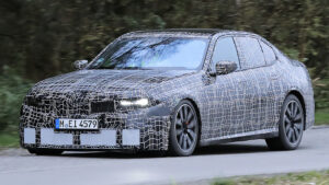 BMW 3-й серии "Neue Klasse" шпионский снимок - передняя левая 3/4.