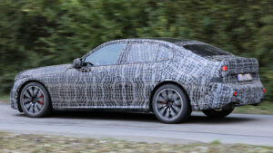 BMW 3-й серии "Neue Klasse" шпионский выстрел - задняя часть в левом углу.