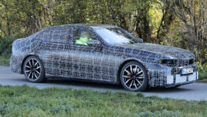 BMW 3-й серии "Neue Klasse" шпионский снимок - спереди под прямым углом.