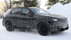 BMW X5 - фронтальный угол в холодную погоду.