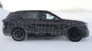 BMW X5 - боковой профиль в холодную погоду.