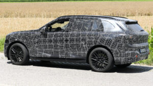 BMW X5 шпионский выстрел - задний угол под углом.