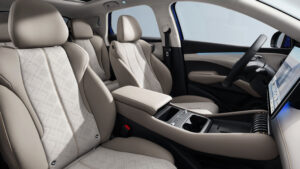 BYD Atto 3 facelift - передние сиденья.