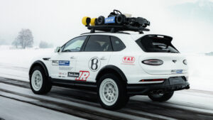 Bentayga X Concept - dynamic rear 3/4