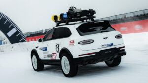 Bentayga X Concept - динамическая задняя часть под углом.