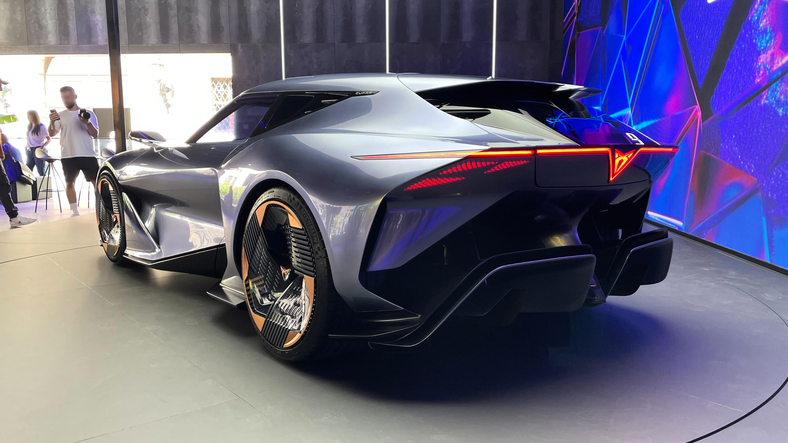 Концепция Cupra DarkRebel на выставочном стенде на Мюнхенском автосалоне 2023 года - задняя часть.