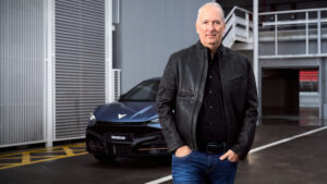 Генеральный директор Cupra Маркус Хаупт стоит перед автомобилем.