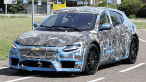 Шпионский выстрел Ferrari EV - передние 3/4