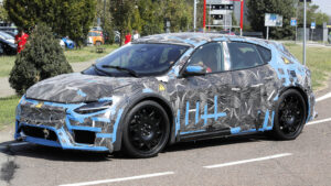 Шпионский выстрел Ferrari EV - под передним углом.