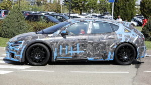 Шпионский снимок Ferrari EV - боковой профиль.