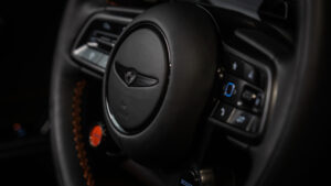 Genesis GV60 Magma - детали рулевого колеса.