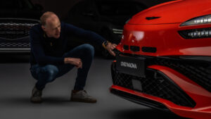 Фил Макнамара с Genesis GV60 Magma.