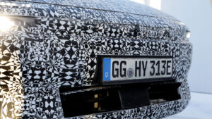 Hyundai Ioniq 3 (камуфлированный) - передняя часть.