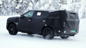 Hyundai Santa Fe Facelift - задний угловой подъем лица.