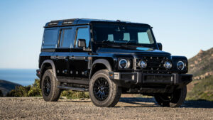 Ineos Grenadier Black Edition - спереди 3/4 и снаружи 3/4.