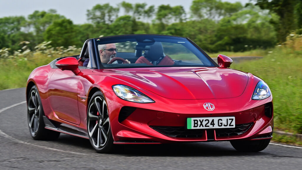 Хардкорный MG Cyberster ‘Superleggera’ возможен, поскольку бренд хочет специальные издания, чтобы увеличить продажи MG Cyberster 2024 UK - front cornering