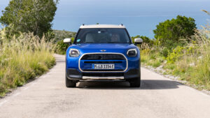 Mini Countryman E - передняя часть.