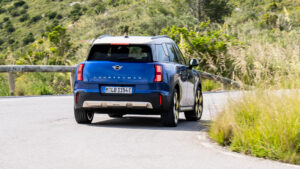 Mini Countryman E с задней панелью