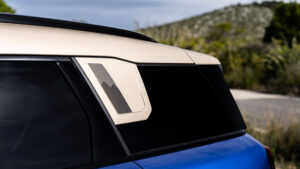 Mini Countryman E - задняя четверть.