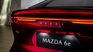Mazda 6e - заднее название.