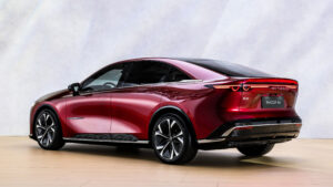 Mazda 6e - задняя часть.