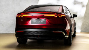 Mazda 6e - задняя/боковая часть.